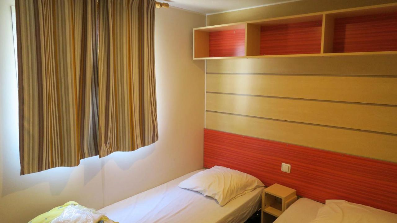 Hotel Camping Les Lacs De Courtes Estang Exterior foto